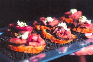 https://www.epicurious.com/recipes/food/views/pepper-crusted-steak-with-horseradish-cream-on-grilled-garlic-crostini-231150